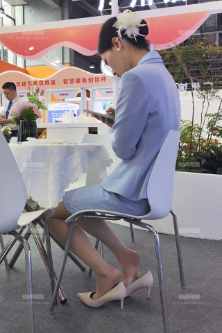 4K高端案场轻熟顾问休息脱鞋肉丝热乎乎