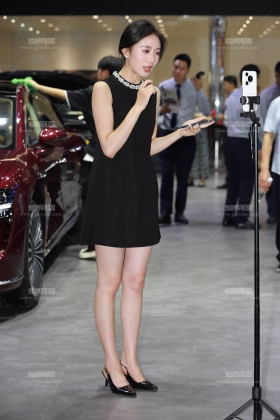 黑色连衣裙主播