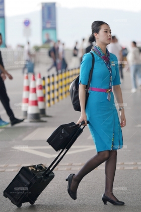 25空姐街拍-昆航蓝色黑丝裙子显出了痕迹-海航银色高跟灰丝