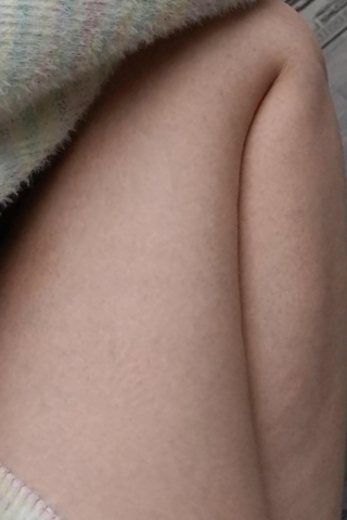 蹲姿美女的泛红光大长腿6csmbtw