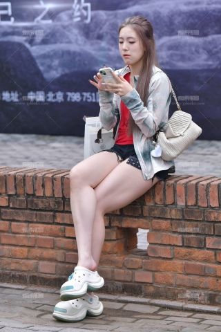 热裤美女坐姿 250910-63