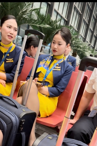 空服员等机，黑丝翘腿过程ZG