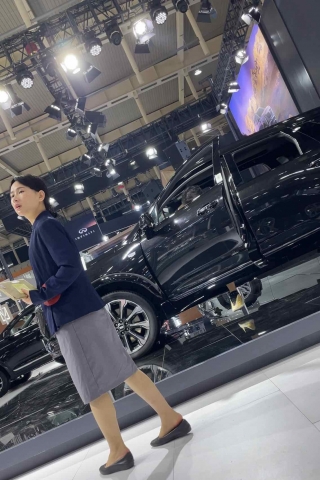 美女销售介绍车鞋子不好好穿