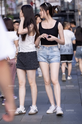 230630-18=37 两个白皙美腿女孩