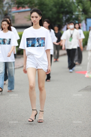 白色热裤大长腿