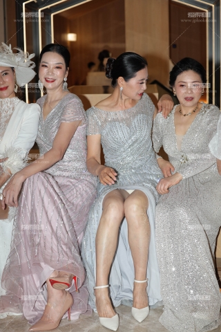 长腿气质贵妇中门大开ZG，赶紧抓拍