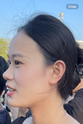 深航空姐下班来车展直播赚钱（看项链就知道）